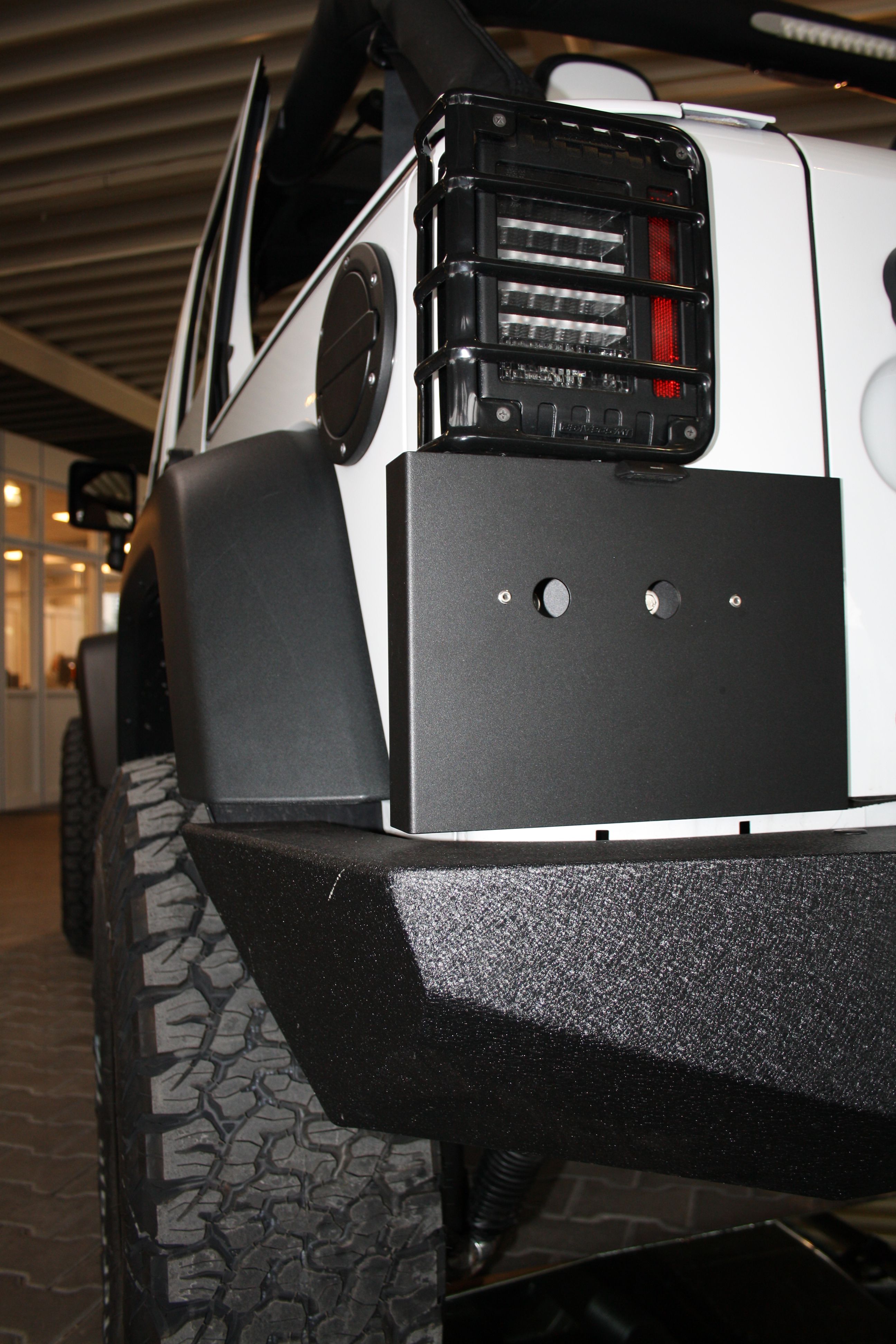 Nummernschild Halterung hinten neben Heckklappe Jeep Wrangler JK