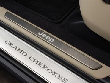 Trittleisten mit beleuchtetem Jeep Logo für den Jeep Grand Cherokee