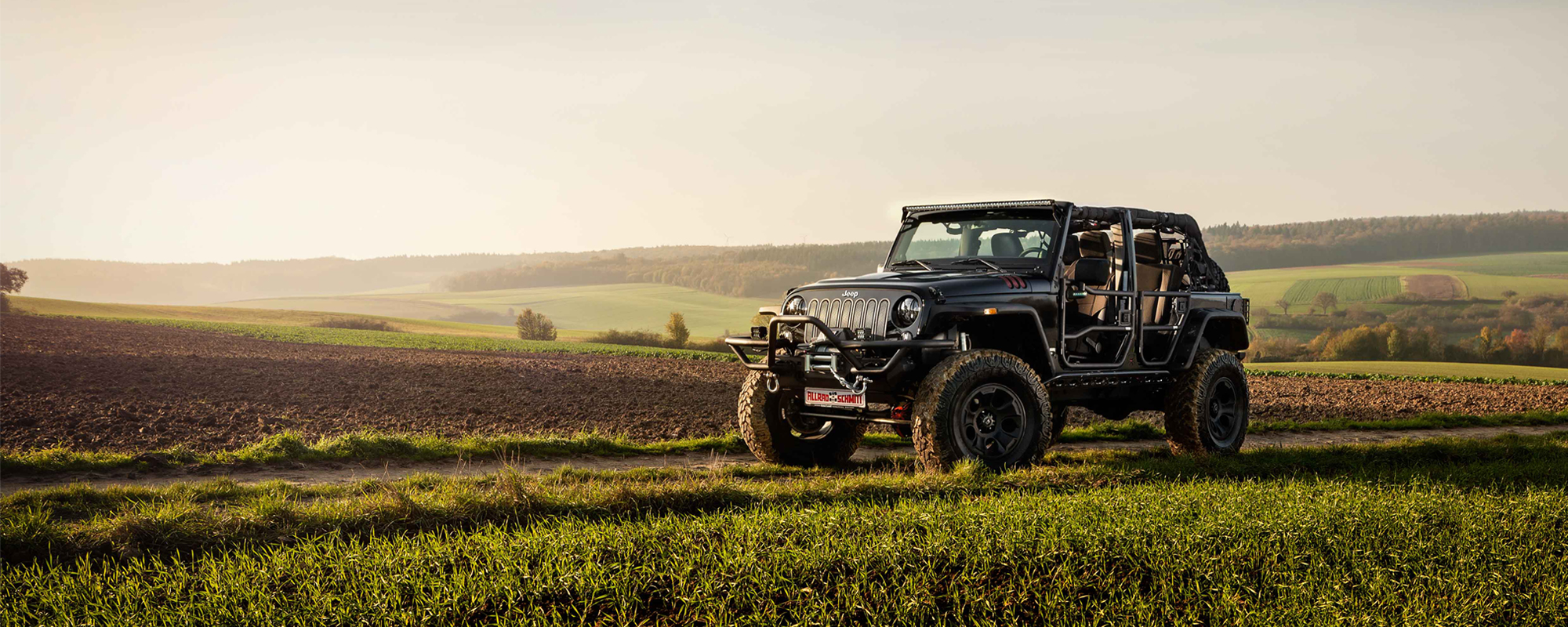 Umgebauter Jeep Wrangler JK auf einem Feld